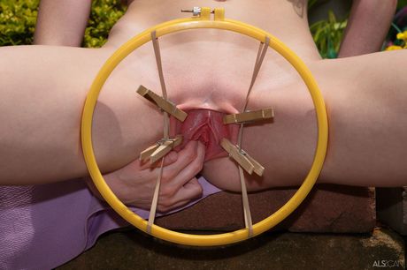 Petite Teen Myra Glasford tira e posa nua no quintal
