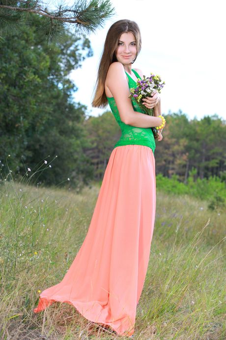 Delicate Teen Marta E strips en poseert naakt in de tuin
