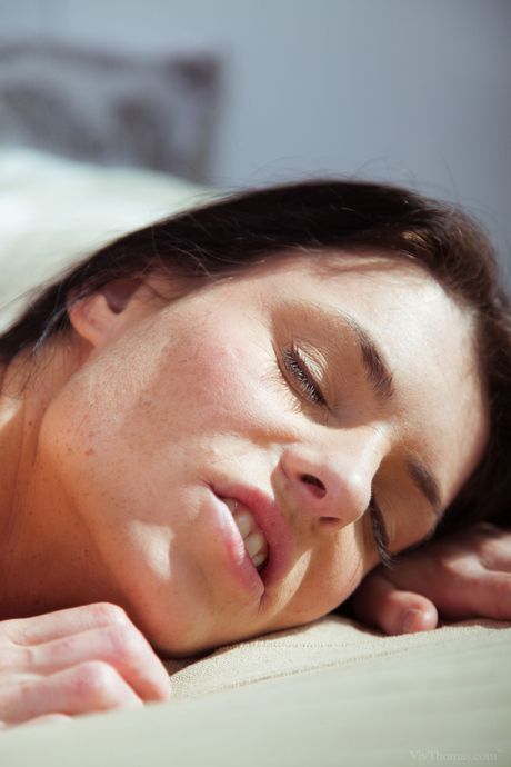 Sexy lesbians Baby Jewel & Eileen Sue kiss before licking pussies