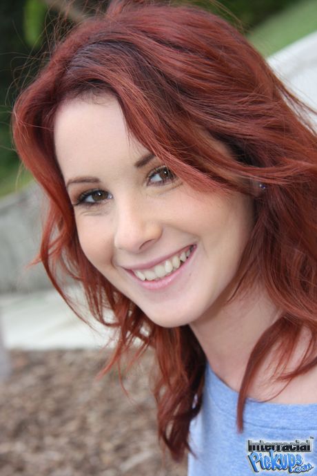 Petite Redhead Tweety Valentine får hendes fisse skruet af en BBC
