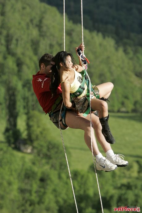 Sexy asiatische Mama Lady Mai gibt einen heißen Blowjob im Freien und wird mit Gesichtsbedingungen gesorgt
