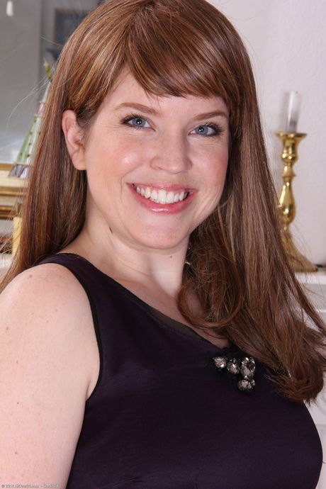 Big titted MILF Holly Fuller shows her big ass and pussy in stockings