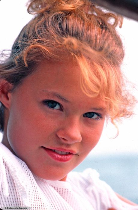 红发少女米娜在沙滩上裸体冲浪
