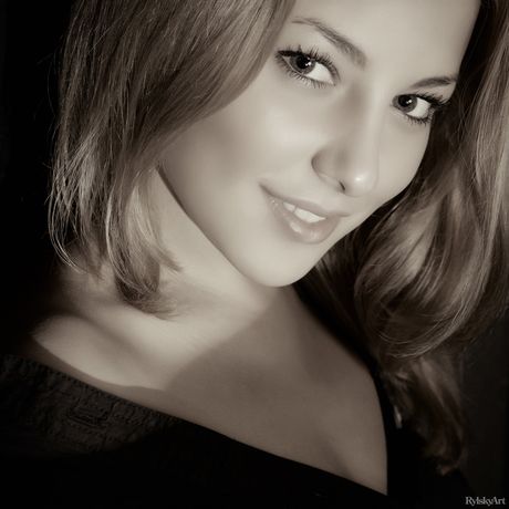 Fin tenåring Nikia blokkerer kroppen sin på et teppe i et felt av villblomster
