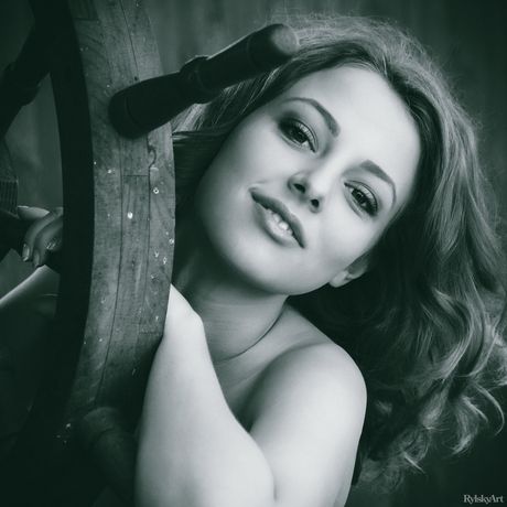 Leuke tiener Nikia barst haar lichaam op een deken in een veld met wilde bloemen
