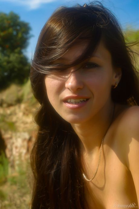 Kaum legales Mädchen Bellanca L bekommt nackt an einem Sandstrand
