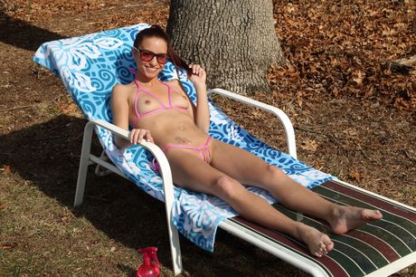 섬세한 십대 페이즐리 레이가 알몸으로 바위에 오줌 싸기
