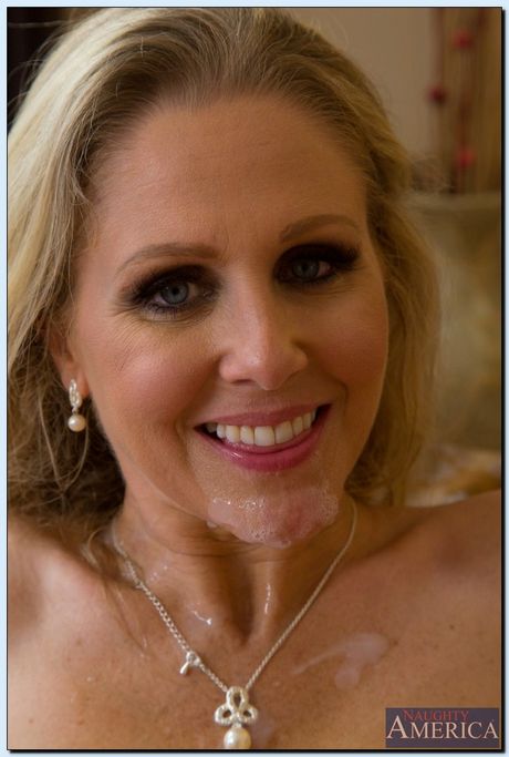 Blond milf Julia Ann forfører og slår sønnene hennes beste venn
