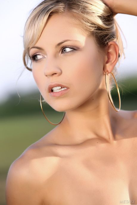 금발 십대 제니 A는 뒷마당 파티오에서 완전히 벗은 채로 모델 활동을 하고 있습니다.
