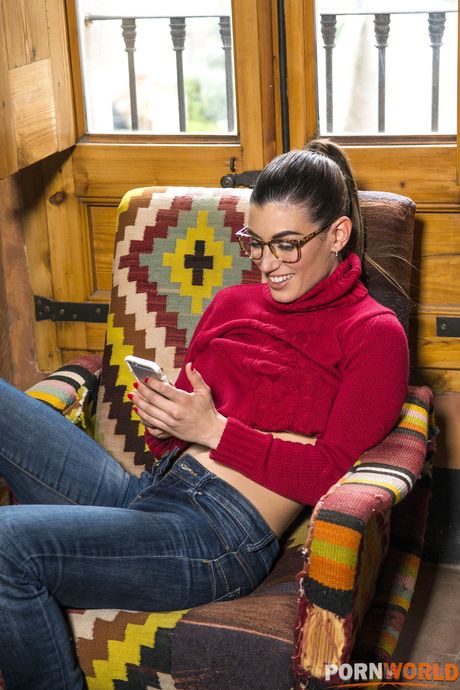 Julia Roca får sin hårete fitte slikket og knullet av en hengt fyr
