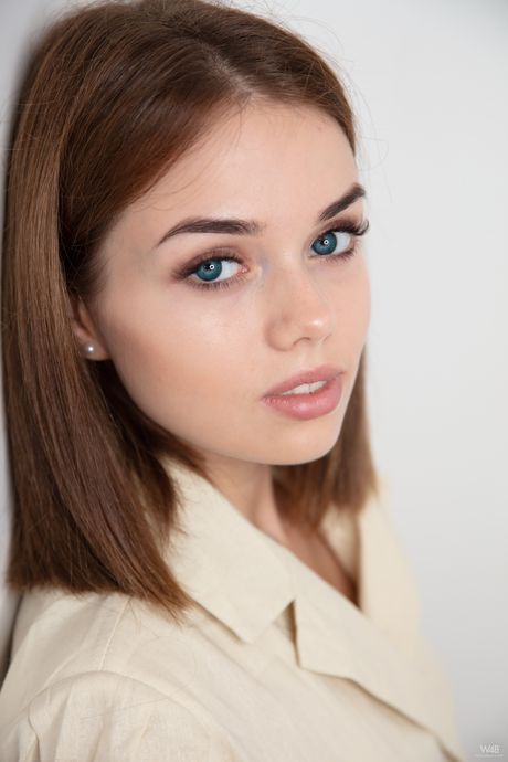 Winsome teen Keira Blue strips off her panties to model totally naked