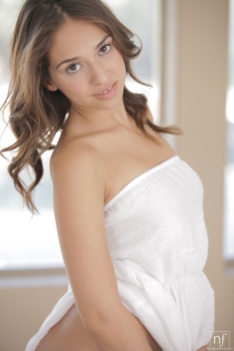 A adolescente latina Sara Luvv se despiu antes de se masturbar com um vibrador
