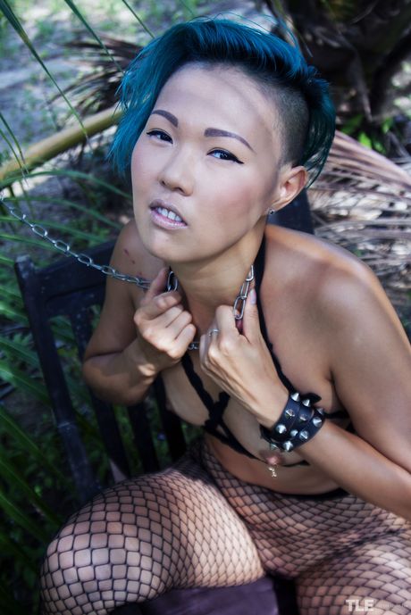 Doce Julie em redes de pesca e saltos espalha seus lábios de buceta e os dedos
