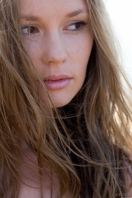 Wünschenswerte jugendliche Cäsaria A zeigt ihre winzigen Titten und kahle Muschi im Garten
