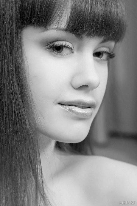 Russe Cutie Candy Rose retire les bas blancs pour devenir totalement nus
