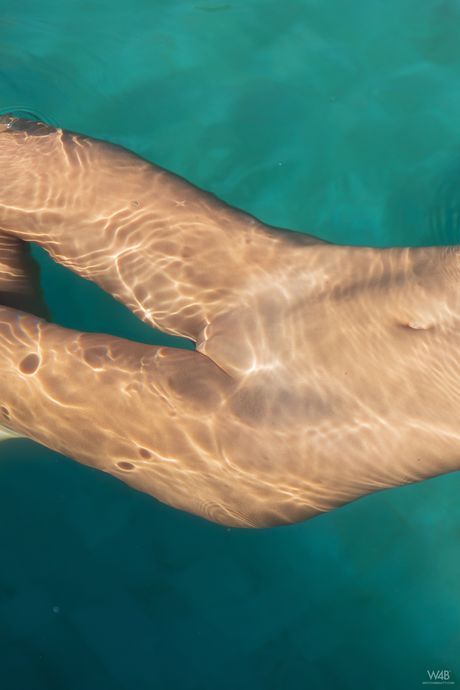 Trevo adolescente magro tira os copos enquanto estava em uma piscina
