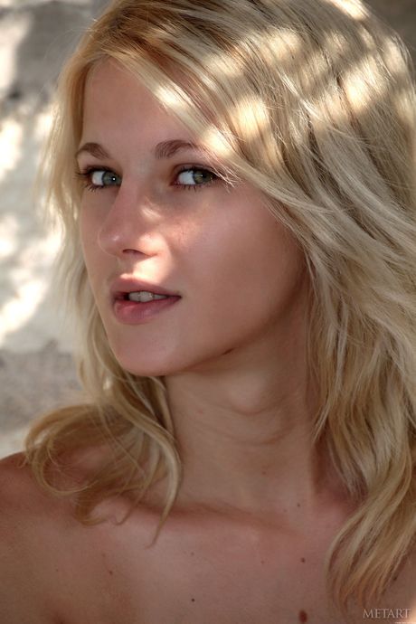 Ukrainsk babe Mila I udstiller hendes store bryster og poserer nøgen på stranden
