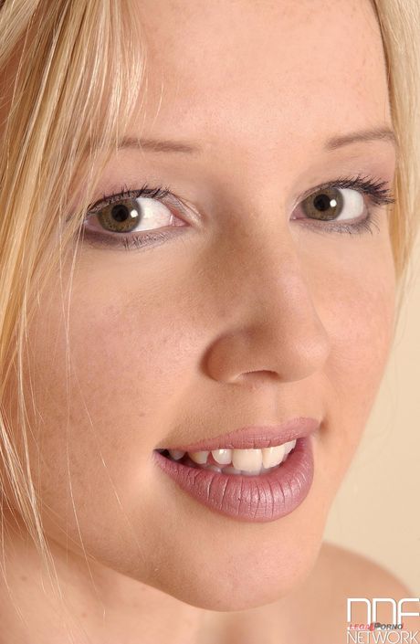 性感金发女郎卡洛脱掉内衣，展示火辣身材