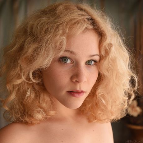 Skinny Blonde Teen Helena -modellen in witte kousen en kousenbanden
