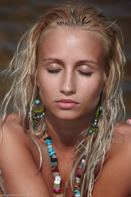 Naked blonde chick Afina flaunting her wet pussy and nice tits on the beach