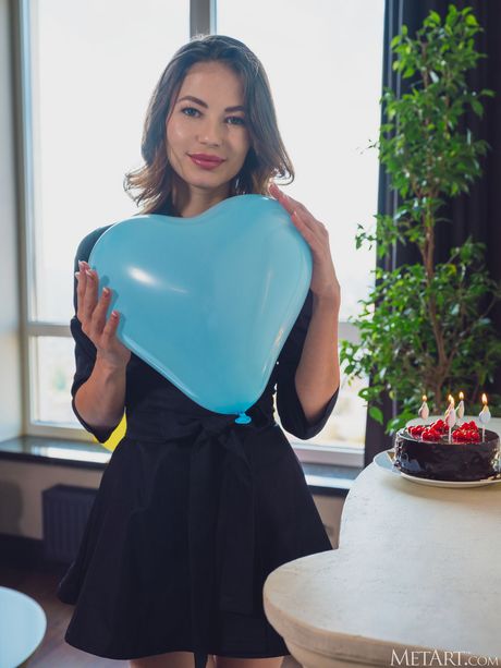 Ukrainsk babe Hilary C bliver nøgen med overbevisning
