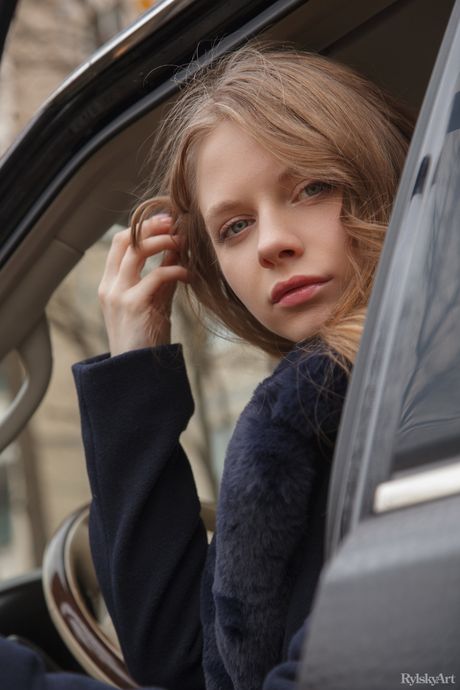 Adolescente esbelto siya com peitos minúsculos e boceta careca poses nuas no chão
