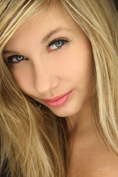 Hot Teen Holy avduker sine store pupper og poserer i en solo
