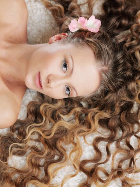 Peach ucraniano Frances A quita su lencería para posar desnuda
