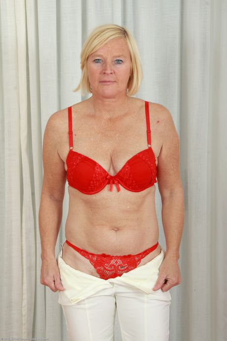 Mature woman Sabine shows her big ass and hairy pussy in a solo