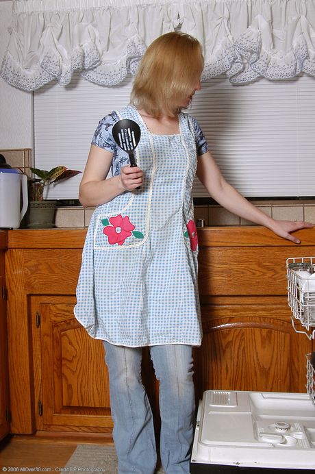 Amateur MILF Carrie shows her big ass and her trimmed pussy