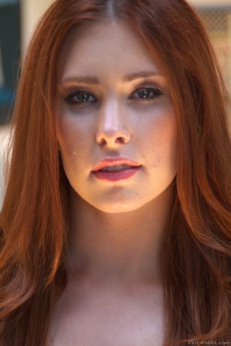 红发艳星 Melody Jordan 展示她完美的臀部并玩弄她的阴部
