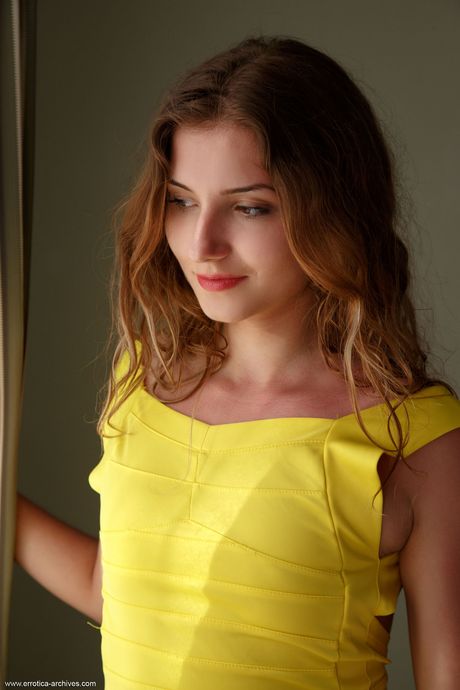 Öm tonåring zoeya blir naken på en balkong på ett förföriskt sätt
