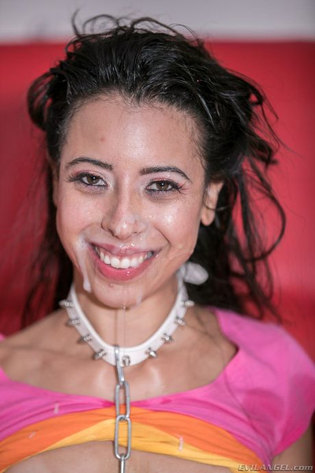 Skinny Latina Victoria Vargaz se fait lécher la chatte et bite par Bryan en marche
