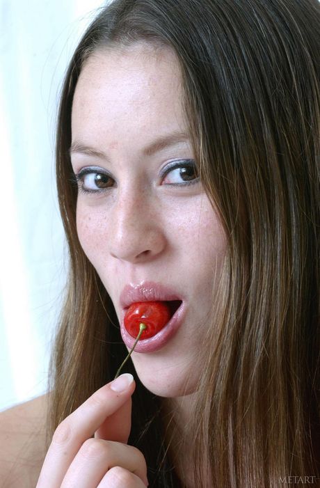 Kuszący nastolatka Jassie a usuwa sukienkę i majtki, aby pozować nago
