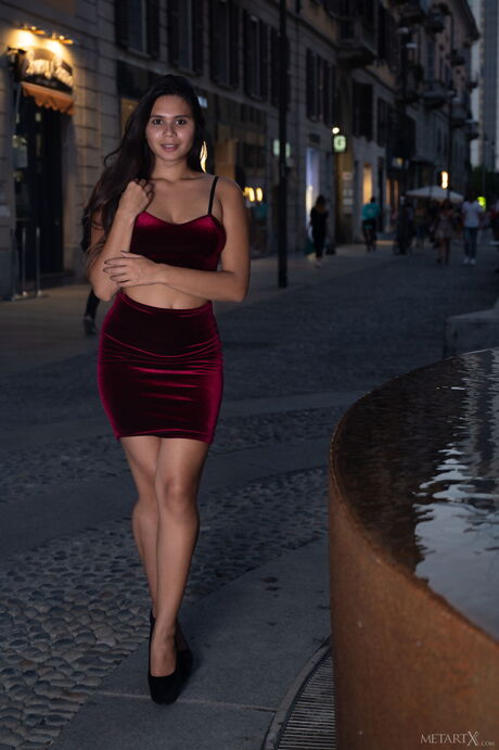 사바나는 알몸이 되기 전에 큰 가슴과 털이 많은 음부에 기름을 바른다.
