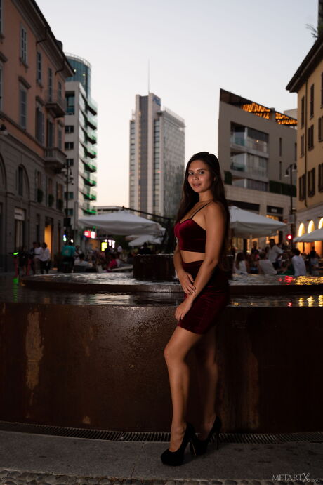 Savana huile ses gros seins et sa chatte velue avant de se faire nue
