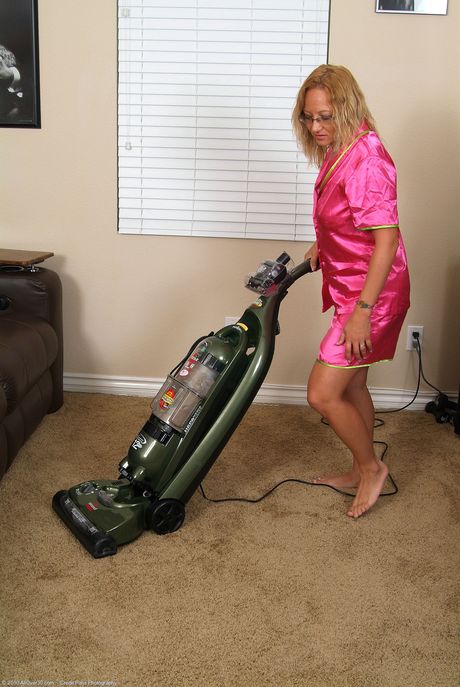 BBW mature Karinne shows her big ass and spreads her shaved pussy