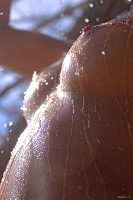 La adolescente delgada Danica A revela sus pequeñas tetas y culo mientras posa desnuda en una playa
