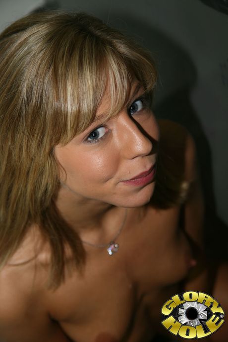 Petite Teen Chastity Lynn تمتص وملاعين بي بي سي من خلال مجد في الحمام
