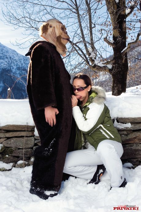 섹시한 갈색 머리 사브리나 스위트가 야외에서 매달린 스터드에 두들겨 맞는다.
