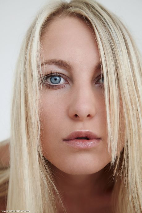 Charming teen Zuana hits upon great nude poses during a solo engagement