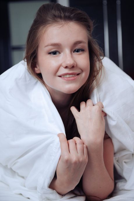 A adolescente enxuta Emily Bloom se abraça e apresenta sua figura quente em seu quarto
