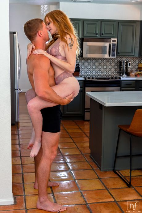 Redhead Amber Stark deixa sua buceta fodida em um sofá
