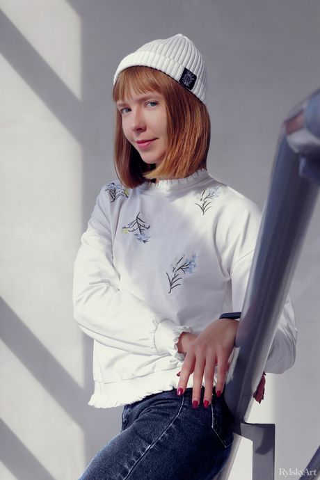 Ukraińska dziewczyna marzeń zbija dżinsy i pokazuje jej gorącą dupę i cipkę
