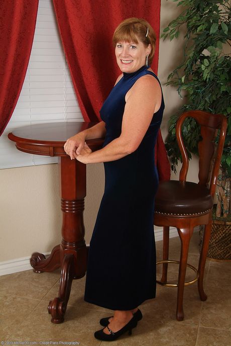 Ruiva madura Samantha L mostra seu grande saque e seus pés quentes
