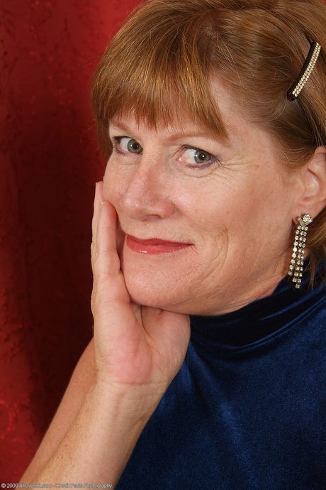 Mature redhead Samantha L shows off her big booty & her hot feet