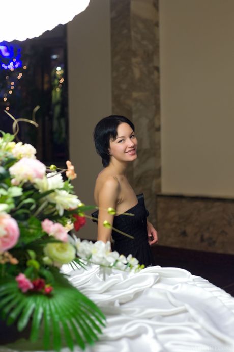 Linda adolescente loreen a revela seus peitos grandes e buceta peluda
