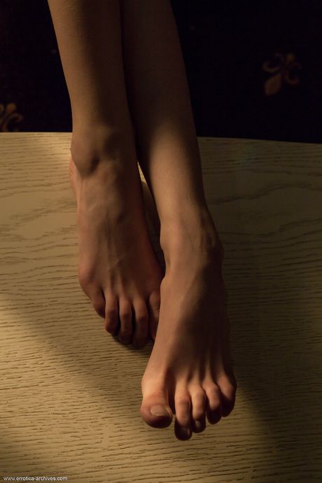 La ragazza adolescente slitta, Loren strisce e pone nude in studio
