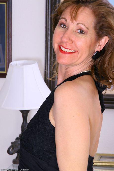 Mature amateur Lynn shows her big ass and toys her pussy with a dildo