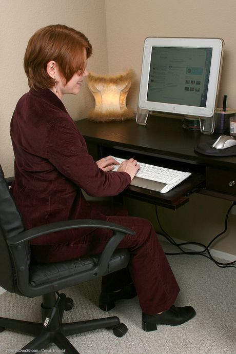 Mature MILF Ginny shows off her big ass & her tasty pussy in a solo